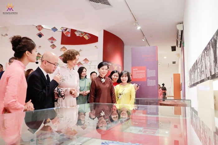 Phu nhân Ngô Phương Ly và Tổng Giám đốc UNESCO tham dự triển lãm ảnh "Chúng tôi có thể"- Ảnh 6. Phu nhân Ngô Phương Ly và Tổng Giám đốc UNESCO tham dự triển lãm ảnh "Chúng tôi có thể"- Ảnh 6.