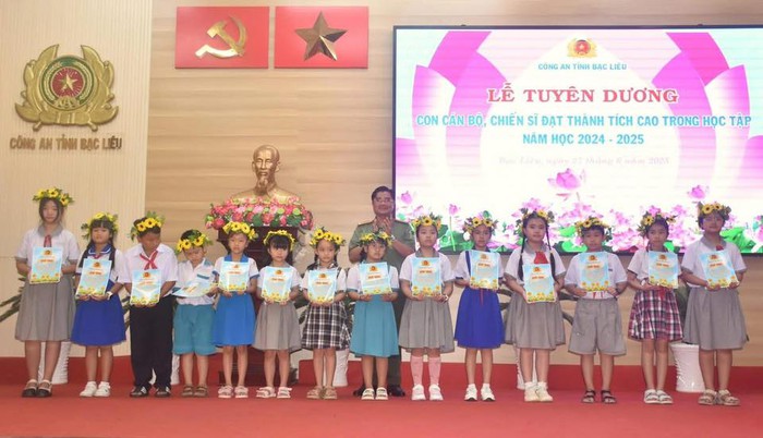 Công an Bạc Liêu: Nhiều hoạt động chăm sóc con đỡ đầu, trẻ mồ côi - Ảnh 1. Công an Bạc Liêu: Nhiều hoạt động chăm sóc con đỡ đầu, trẻ mồ côi - Ảnh 1.