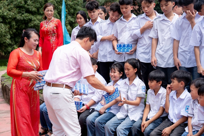 Gần 70.000 hộp sữa được trao tặng cho trẻ em khó khăn, khởi đầu 'Tháng của trẻ em' đầy ý nghĩa- Ảnh 2.