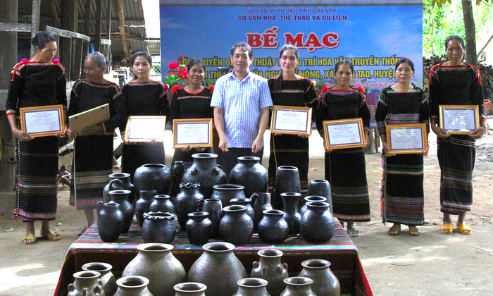 Đắk Lắk: Bế giảng lớp trang trí hoa văn gốm M'nông; Thắp lửa bảo tồn nghề truyền thống- Ảnh 4. Đắk Lắk: Bế giảng lớp trang trí hoa văn gốm M'nông; Thắp lửa bảo tồn nghề truyền thống- Ảnh 4.