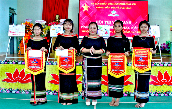 Đắk Lắk: Học sinh DTTS huyện Krông Ana vẽ tranh quyết tâm xóa bỏ tảo hôn và hôn nhân cận huyết- Ảnh 3. Đắk Lắk: Học sinh DTTS huyện Krông Ana vẽ tranh quyết tâm xóa bỏ tảo hôn và hôn nhân cận huyết- Ảnh 3.