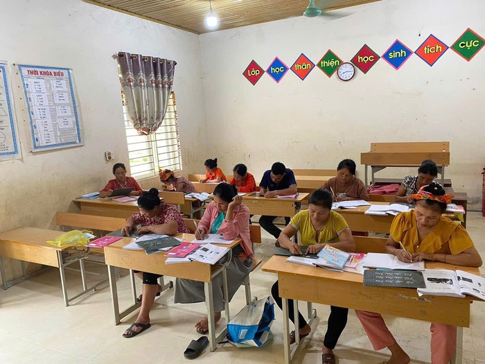 Xóa mù chữ, mở cánh cửa tri thức cho phụ nữ vùng cao Tương Dương- Ảnh 2. Xóa mù chữ, mở cánh cửa tri thức cho phụ nữ vùng cao Tương Dương- Ảnh 2.