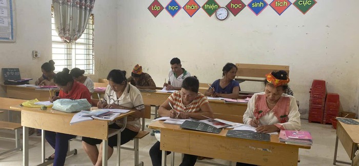 Xóa mù chữ, mở cánh cửa tri thức cho phụ nữ vùng cao Tương Dương- Ảnh 1. Xóa mù chữ, mở cánh cửa tri thức cho phụ nữ vùng cao Tương Dương- Ảnh 1.