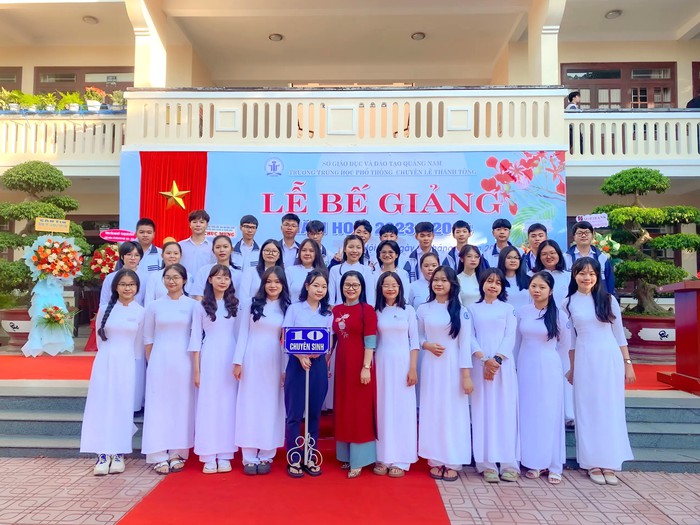 Sự đồng hành, hỗ trợ của bạn bè và cô giáo chủ nhiệm đã giúp Vy vững tin trên con đường thực hiện mơ ước khởi nghiệp. Sự đồng hành, hỗ trợ của bạn bè và cô giáo chủ nhiệm đã giúp Vy vững tin trên con đường thực hiện mơ ước khởi nghiệp.