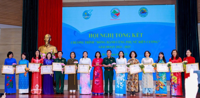 Những hình ảnh đẹp tại Hội nghị lần thứ 13 Ban Chấp hành TƯ Hội LHPN Việt Nam khóa XIII- Ảnh 25. Những hình ảnh đẹp tại Hội nghị lần thứ 13 Ban Chấp hành TƯ Hội LHPN Việt Nam khóa XIII- Ảnh 25.