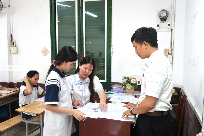 Hơn 76.000 thí sinh tại TPHCM làm thủ tục dự thi vào lớp 10- Ảnh 7. Hơn 76.000 thí sinh tại TPHCM làm thủ tục dự thi vào lớp 10- Ảnh 7.