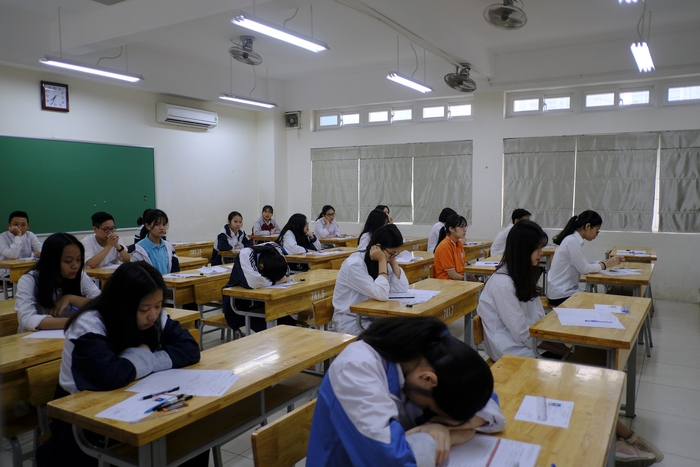 Tuyển sinh lớp 10: Hàng trăm nghìn phụ huynh căng thẳng cùng con- Ảnh 1. Tuyển sinh lớp 10: Hàng trăm nghìn phụ huynh căng thẳng cùng con- Ảnh 1.
