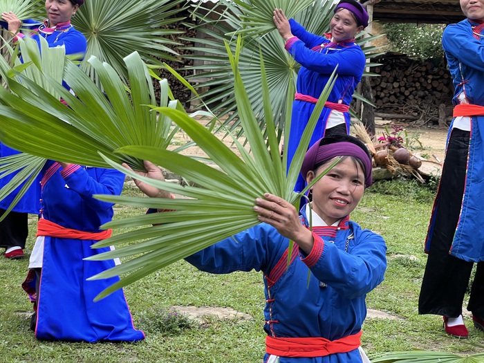 Chị Lâm Thị Tí biểu diễn điệu múa với lá cọ