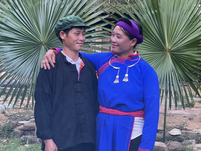Vợ chồng chị Vàng Thị Liểng cùng tham gia đội văn nghệ