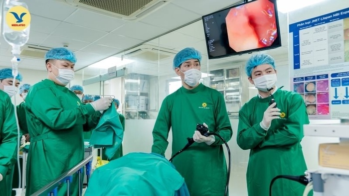 Đi khám sức khỏe phát hiện tổn thương tiền ung thư, bệnh nhân được điều trị triệt căn bằng kỹ thuật hiện đại nhất thế giới      - Ảnh 2.