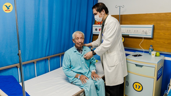Đi khám sức khỏe phát hiện tổn thương tiền ung thư, bệnh nhân được điều trị triệt căn bằng kỹ thuật hiện đại nhất thế giới      - Ảnh 3.