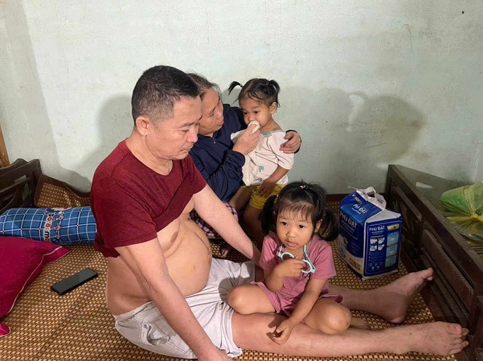 Chồng gặp nạn nguy kịch, con dâu bỏ đi để lại 2 cháu nội thơ dại, gia đình người phụ nữ lâm cảnh khốn cùng- Ảnh 1. Chồng gặp nạn nguy kịch, con dâu bỏ đi để lại 2 cháu nội thơ dại, gia đình người phụ nữ lâm cảnh khốn cùng- Ảnh 1.