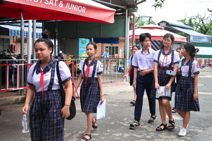Kết thúc thi môn Văn vào lớp 10 TPHCM: Đề thi gần gũi, mang tính thời sự- Ảnh 1. Kết thúc thi môn Văn vào lớp 10 TPHCM: Đề thi gần gũi, mang tính thời sự- Ảnh 1.