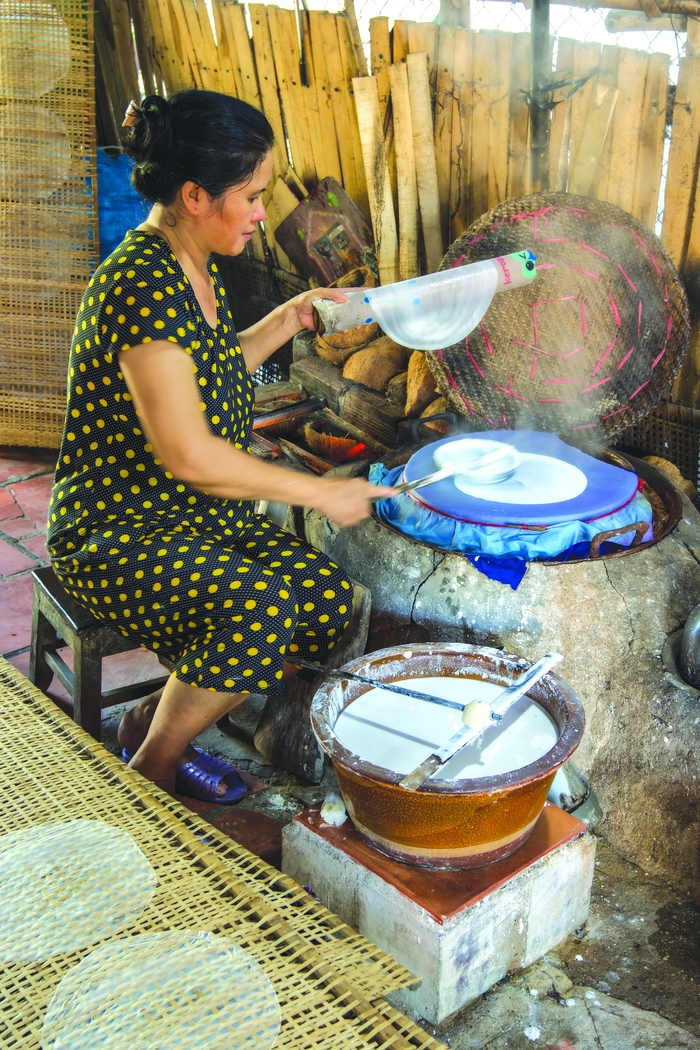 Phụ nữ Củ Chi đau đáu giữ nghề làm bánh tráng truyền thống- Ảnh 1. Phụ nữ Củ Chi đau đáu giữ nghề làm bánh tráng truyền thống- Ảnh 1.