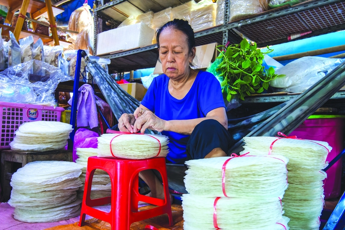 Phụ nữ Củ Chi đau đáu giữ nghề làm bánh tráng truyền thống- Ảnh 5. Phụ nữ Củ Chi đau đáu giữ nghề làm bánh tráng truyền thống- Ảnh 5.