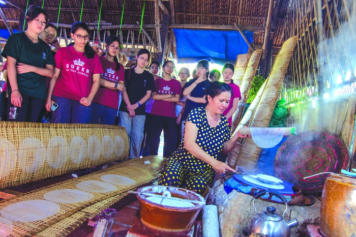 Phụ nữ Củ Chi đau đáu giữ nghề làm bánh tráng truyền thống- Ảnh 4. Phụ nữ Củ Chi đau đáu giữ nghề làm bánh tráng truyền thống- Ảnh 4.