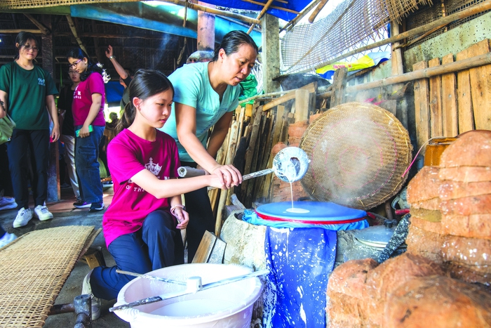 Phụ nữ Củ Chi đau đáu giữ nghề làm bánh tráng truyền thống- Ảnh 3. Phụ nữ Củ Chi đau đáu giữ nghề làm bánh tráng truyền thống- Ảnh 3.