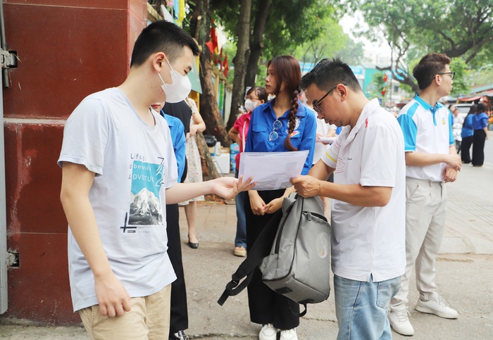 Thi vào lớp 10 Hà Nội: Mẹ đi gần 10 đền, chùa cầu may cho con- Ảnh 4. Thi vào lớp 10 Hà Nội: Mẹ đi gần 10 đền, chùa cầu may cho con- Ảnh 4.