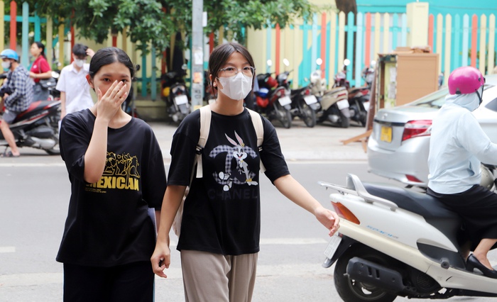 Thi vào lớp 10 Hà Nội: Mẹ đi gần 10 đền, chùa cầu may cho con- Ảnh 1. Thi vào lớp 10 Hà Nội: Mẹ đi gần 10 đền, chùa cầu may cho con- Ảnh 1.
