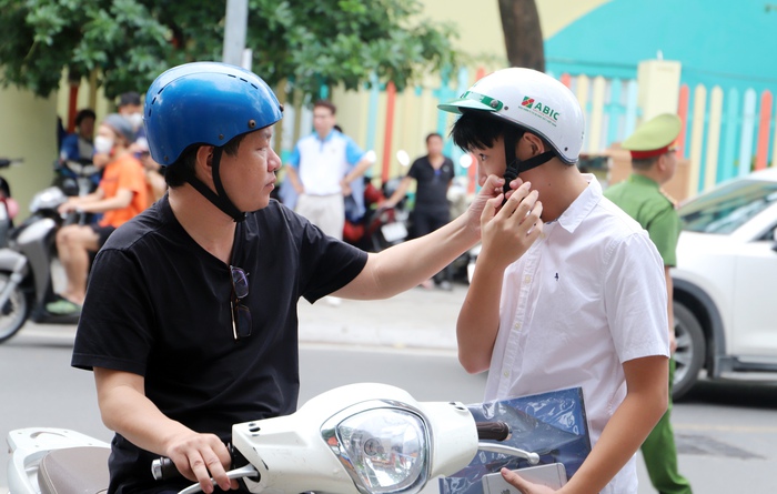 Thi vào lớp 10 Hà Nội: Mẹ đi gần 10 đền, chùa cầu may cho con- Ảnh 3. Thi vào lớp 10 Hà Nội: Mẹ đi gần 10 đền, chùa cầu may cho con- Ảnh 3.