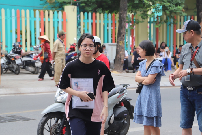 Gần 103.000 thí sinh Hà Nội bước vào môn thi đầu tiên, bố mẹ hồi hộp hơn con- Ảnh 1. Gần 103.000 thí sinh Hà Nội bước vào môn thi đầu tiên, bố mẹ hồi hộp hơn con- Ảnh 1.