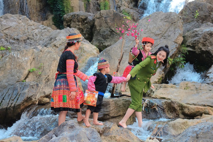 Nữ Phó Trưởng Công an phường vì cuộc sống bình yên của người dân và trẻ em dân tộc thiểu số- Ảnh 4. Nữ Phó Trưởng Công an phường vì cuộc sống bình yên của người dân và trẻ em dân tộc thiểu số- Ảnh 4.