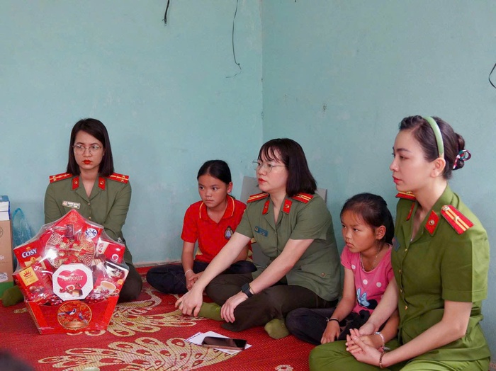 Nữ Phó Trưởng Công an phường vì cuộc sống bình yên của người dân và trẻ em dân tộc thiểu số- Ảnh 3. Nữ Phó Trưởng Công an phường vì cuộc sống bình yên của người dân và trẻ em dân tộc thiểu số- Ảnh 3.