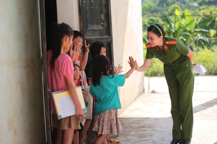 Nữ Phó Trưởng Công an phường vì cuộc sống bình yên của người dân và trẻ em dân tộc thiểu số- Ảnh 2. Nữ Phó Trưởng Công an phường vì cuộc sống bình yên của người dân và trẻ em dân tộc thiểu số- Ảnh 2.