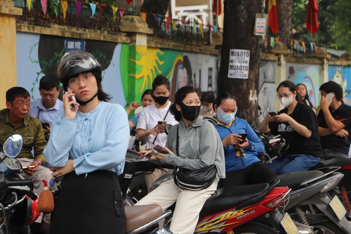 Gần 103.000 thí sinh Hà Nội bước vào môn thi đầu tiên, bố mẹ hồi hộp hơn con- Ảnh 2. Gần 103.000 thí sinh Hà Nội bước vào môn thi đầu tiên, bố mẹ hồi hộp hơn con- Ảnh 2.