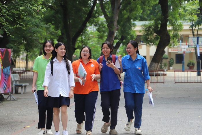 Kết thúc thi vào 10 với môn Toán “vừa sức”, thí sinh phấn khởi vì bắt đầu được “xả hơi”- Ảnh 1. Kết thúc thi vào 10 với môn Toán “vừa sức”, thí sinh phấn khởi vì bắt đầu được “xả hơi”- Ảnh 1.