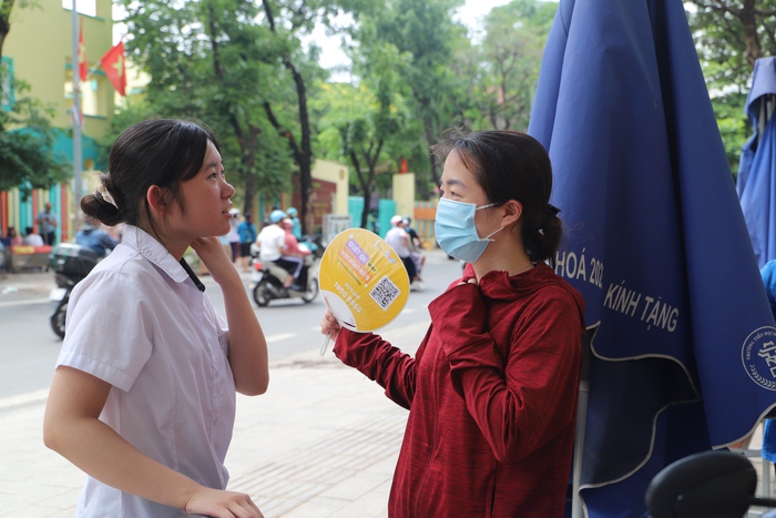 Kết thúc thi vào 10 với môn Toán “vừa sức”, thí sinh phấn khởi vì bắt đầu được “xả hơi”- Ảnh 3. Kết thúc thi vào 10 với môn Toán “vừa sức”, thí sinh phấn khởi vì bắt đầu được “xả hơi”- Ảnh 3.