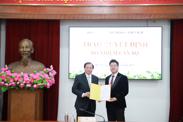 PGS.TS Tạ Quang Đông - Thứ trưởng Bộ Văn hóa, Thể thao và Du lịch trao quyết định cho TS.NSND Đỗ Quốc Hưng PGS.TS Tạ Quang Đông - Thứ trưởng Bộ Văn hóa, Thể thao và Du lịch trao quyết định cho TS.NSND Đỗ Quốc Hưng