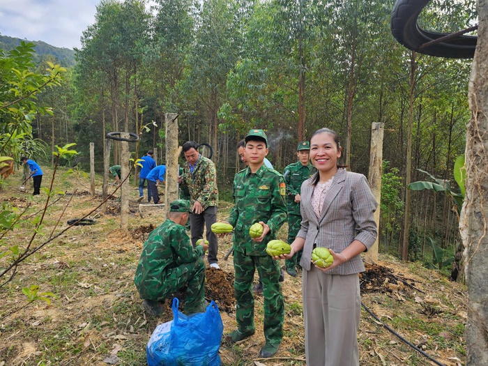 Lạng Sơn: Phụ nữ tích cực tham gia cùng bộ đội biên phòng quản lý đường biên cột mốc- Ảnh 1.