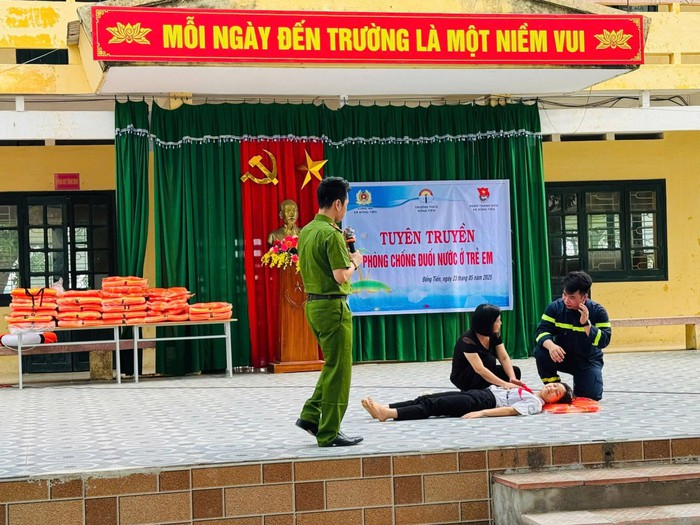 Công an Thanh Hóa dạy bơi miễn phí cho thiếu nhi có hoàn cảnh khó khăn- Ảnh 1. Công an Thanh Hóa dạy bơi miễn phí cho thiếu nhi có hoàn cảnh khó khăn- Ảnh 1.