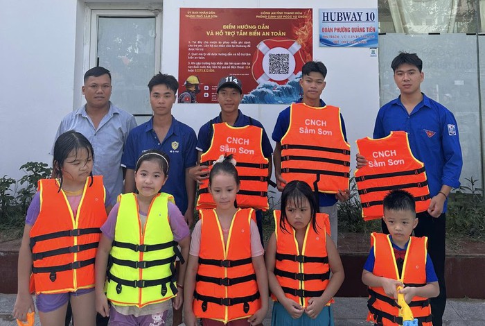 Công an Thanh Hóa dạy bơi miễn phí cho thiếu nhi có hoàn cảnh khó khăn- Ảnh 3. Công an Thanh Hóa dạy bơi miễn phí cho thiếu nhi có hoàn cảnh khó khăn- Ảnh 3.