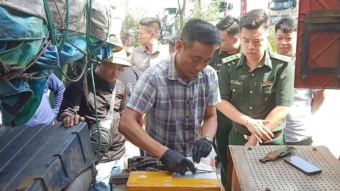 Lào Cai: Bộ đội biên phòng triệt phá đường dây vận chuyển 235 kg bạc qua biên giới- Ảnh 1. Lào Cai: Bộ đội biên phòng triệt phá đường dây vận chuyển 235 kg bạc qua biên giới- Ảnh 1.