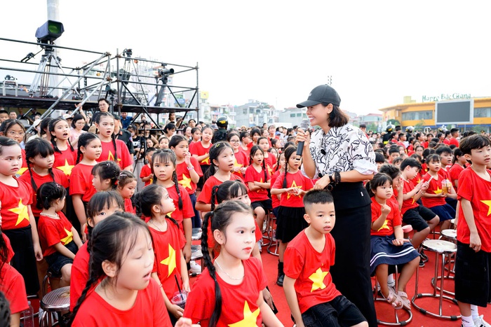 Đạo diễn Thu Hoài trong buổi tổng duyệt chương trình