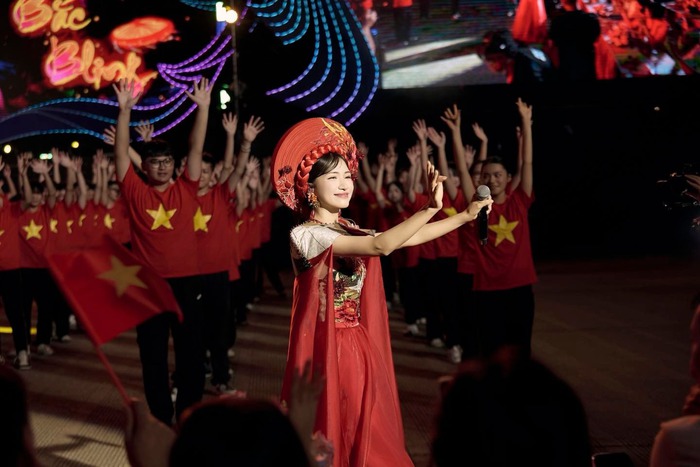 Ca sĩ Hòa Minzy trong chương trình