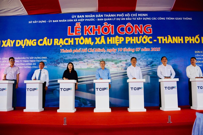 TPHCM khởi công xây dựng cầu Rạch Tôm, thay thế cầu sắt cũ hơn 50 năm tuổi- Ảnh 1. TPHCM khởi công xây dựng cầu Rạch Tôm, thay thế cầu sắt cũ hơn 50 năm tuổi- Ảnh 1.