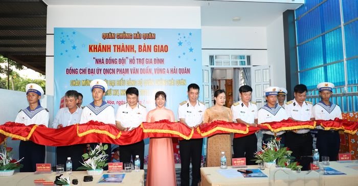 Quân chủng Hải quân trao nhà đồng đội cho gia đình quân nhân khó khăn - Ảnh 1. Quân chủng Hải quân trao nhà đồng đội cho gia đình quân nhân khó khăn - Ảnh 1.