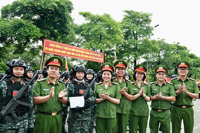 Học viện Cảnh sát nhân dân động viên cán bộ, nữ học viên tham gia tập luyện diễu binh, diễu hành- Ảnh 3.