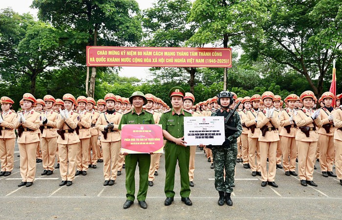 Học viện Cảnh sát nhân dân động viên cán bộ, nữ học viên tham gia tập luyện diễu binh, diễu hành- Ảnh 2.
