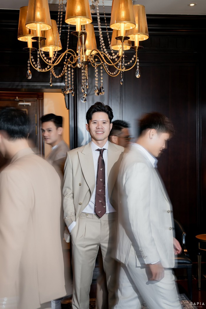 Cầu thủ Văn Toàn, Tuấn Hải diện vest bảnh bao, làm phù rể trong đám cưới bạn thân- Ảnh 6.