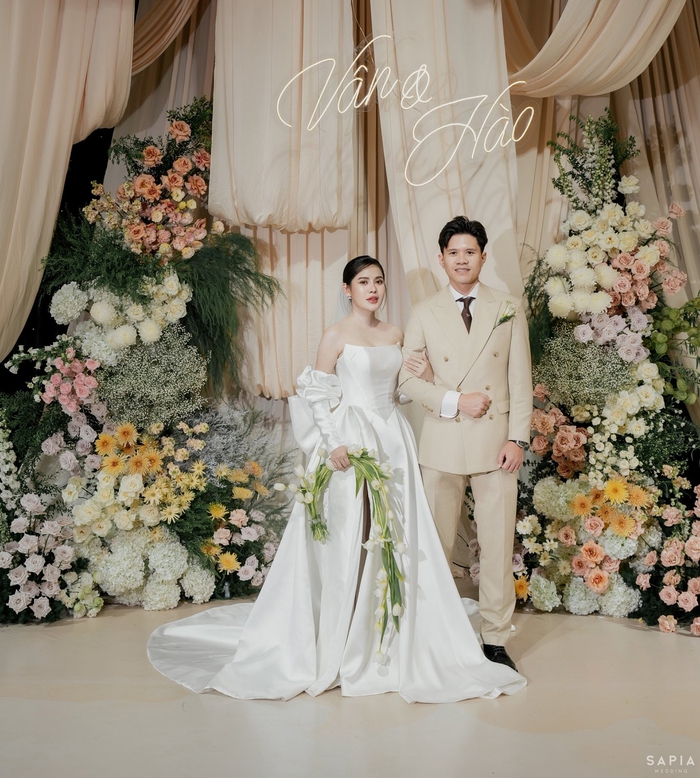 Cầu thủ Văn Toàn, Tuấn Hải diện vest bảnh bao, làm phù rể trong đám cưới bạn thân- Ảnh 1.