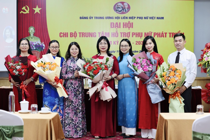 Chi bộ Trung tâm Hỗ trợ phụ nữ phát triển tổ chức thành công Đại hội nhiệm kỳ 2025 - 2030- Ảnh 4. Chi bộ Trung tâm Hỗ trợ phụ nữ phát triển tổ chức thành công Đại hội nhiệm kỳ 2025 - 2030- Ảnh 4.