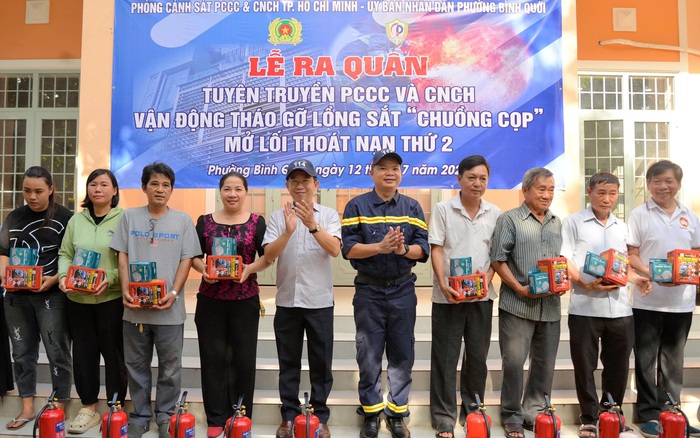 TPHCM ra quân tuyên truyền, vận động người dân tháo dỡ “chuồng cọp” ở chung cư - Ảnh 1. TPHCM ra quân tuyên truyền, vận động người dân tháo dỡ “chuồng cọp” ở chung cư - Ảnh 1.