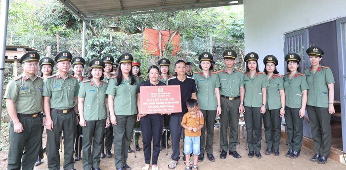 Bộ Công an: Phụ nữ Cụm thi đua số 2 đỡ đầu 180 trẻ mồ côi - Ảnh 2.