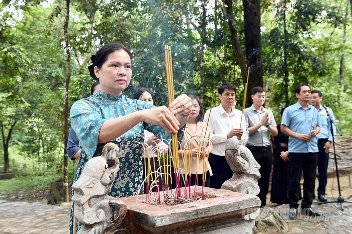 Phó Chủ tịch UBTƯ MTTQ Việt Nam Hà Thị Nga viếng các Anh hùng liệt sĩ- Ảnh 2.