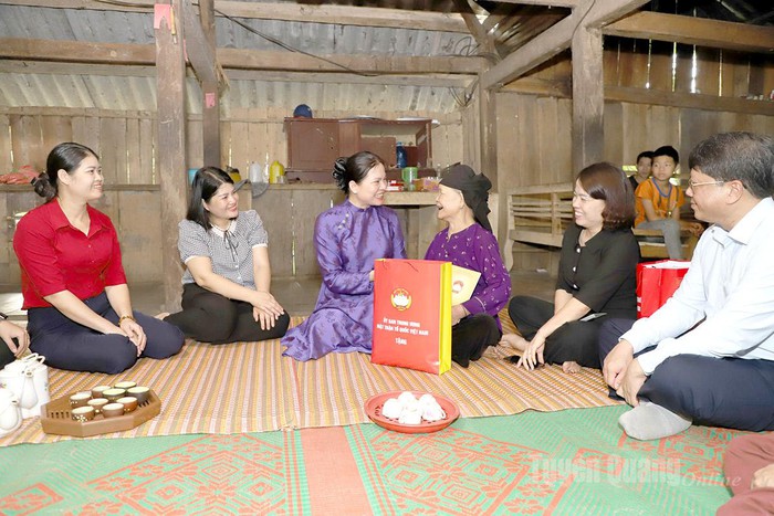 Phó Chủ tịch UBTƯ MTTQ Việt Nam Hà Thị Nga viếng các Anh hùng liệt sĩ- Ảnh 1.
