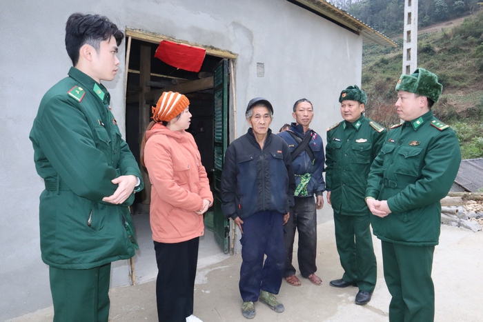 Bộ đội biên phòng “xoá nhà tạm” cho người dân ở biên giới Tuyên Quang - Ảnh 2. Bộ đội biên phòng “xoá nhà tạm” cho người dân ở biên giới Tuyên Quang - Ảnh 2.